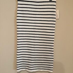 Universal Threads knit straight skirt. Off white with black stripe. Size M.